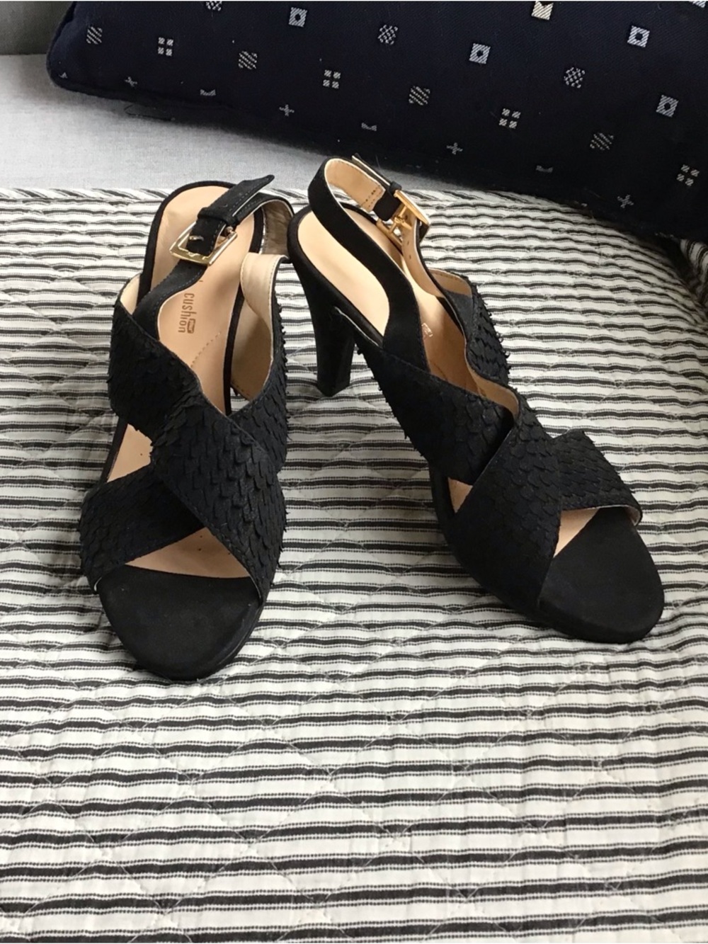 Clarks Cushion - New/no box Black Textured soft suede sandals 8M!